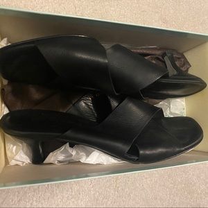 Donald J. Pliner slides, small heel